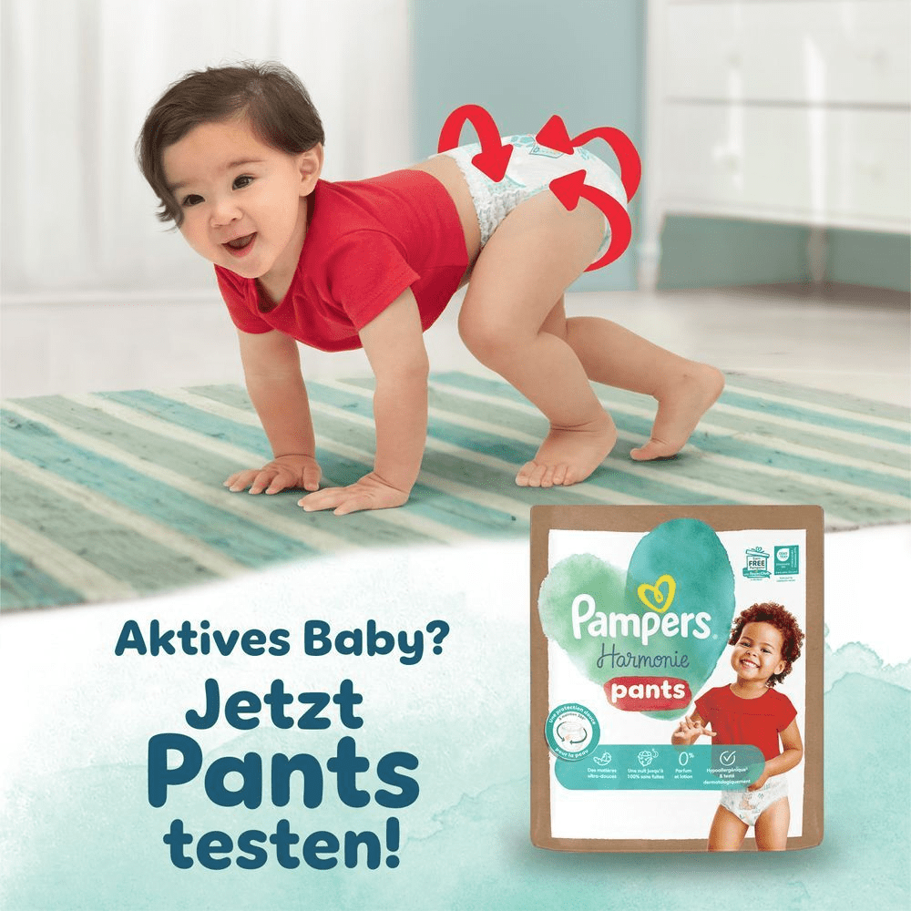 Ein fröhliches Kleinkind in einem roten Shirt trägt Pampers Pants und krabbelt verspielt auf einem gestreiften Teppich. Gebogene Pfeile um die Pants heben die Passform um die Beine und den Bauch des Babys hervor. Im Vordergrund ist eine Packung Pampers Harmonie Pants zu sehen, mit dem Text daneben: „Aktives Baby? Jetzt Pants testen!“
