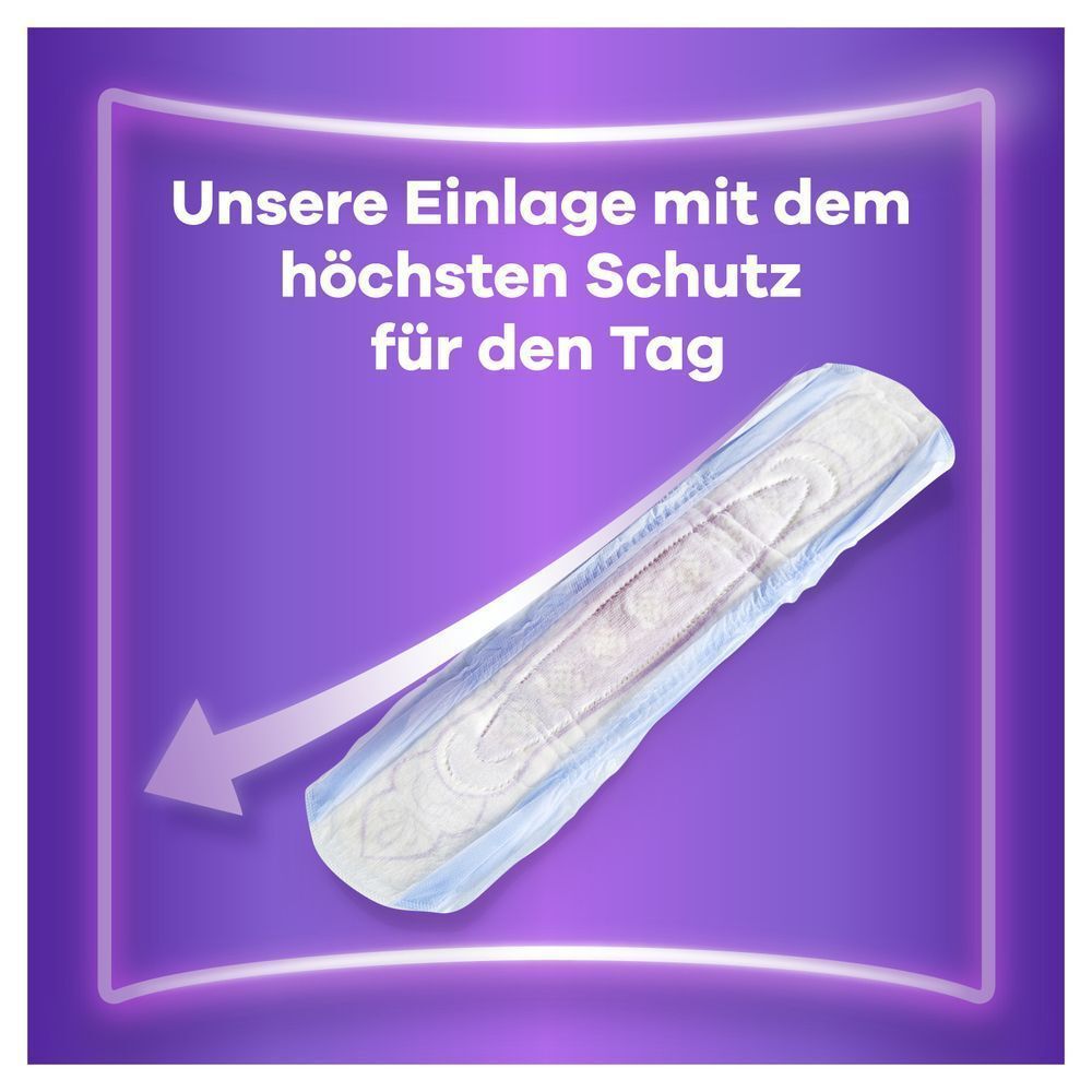 Hände halten eine ultradünne Einlage mit Doppelten Auslaufbündchens, um Auslaufen zu verhindern.