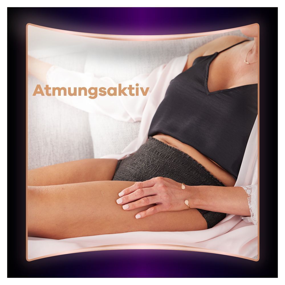 Eine Frau entspannt sich auf dem Sofa mit Aufschrift "Atmungsaktiv".