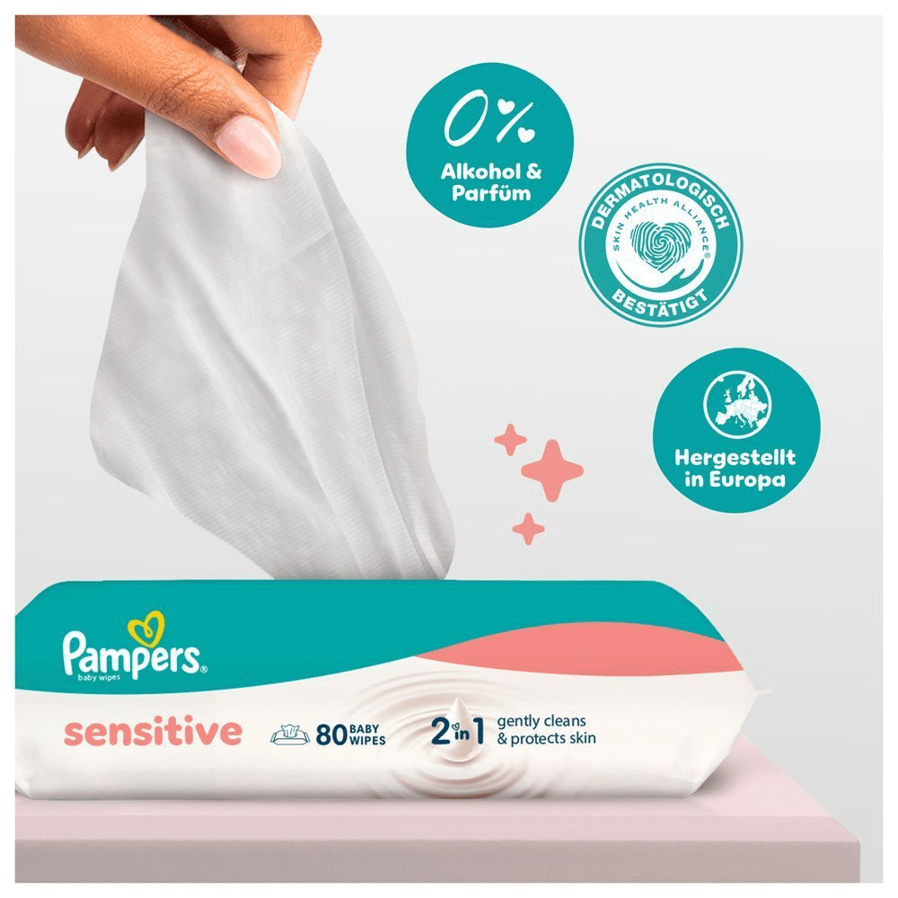 Pampers Sensitive Feuchttücher wird von einer Hand aus der Verpackung gezogen. Hervorgehoben werden 3 Produktvorteile.