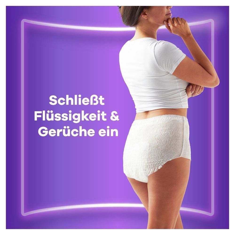 Always Discreet Höschen, die Flüssigkeit und Gerüche einschließen, werden an einer Frau demonstriert.