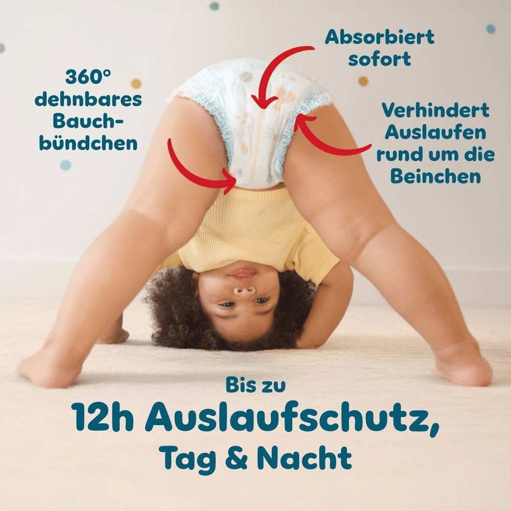 Pampers Windel demonstriert mit Pfeilen den 360° dehnbaren Bauchbund, sofortige Absorption und Auslaufschutz um die Beinchen.