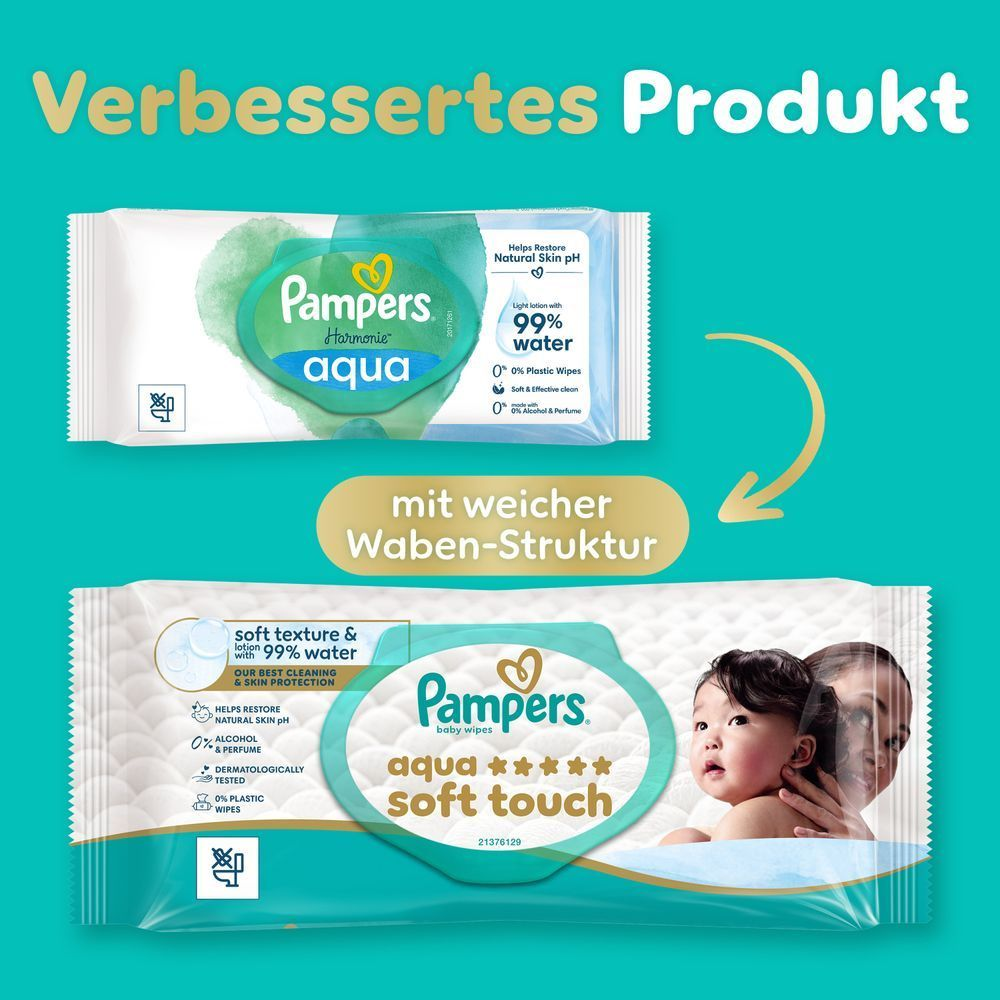 Pampers Aqua Soft Touch Feuchttücher-Verpackung liegt auf einer Decke. Unsere beste Reinigung & Hautschutz.