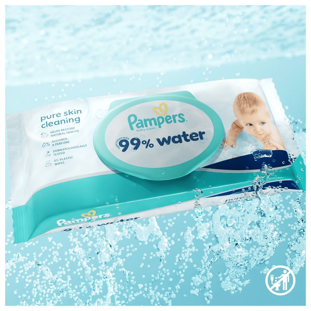 Pampers 99% Water Feuchttücher-Verpackung auf einem Hintergrund aus Wasser. Hergestellt mit 99% Wasser für die sanfte Reinigung empfindlicher Babyhaut. [EN] Pampers 99% Water baby wipes packaging, highlighting pure skin cleaning, helps restore natural skin pH, 0% alcohol, dermatologically tested and 0% plastic wipes.