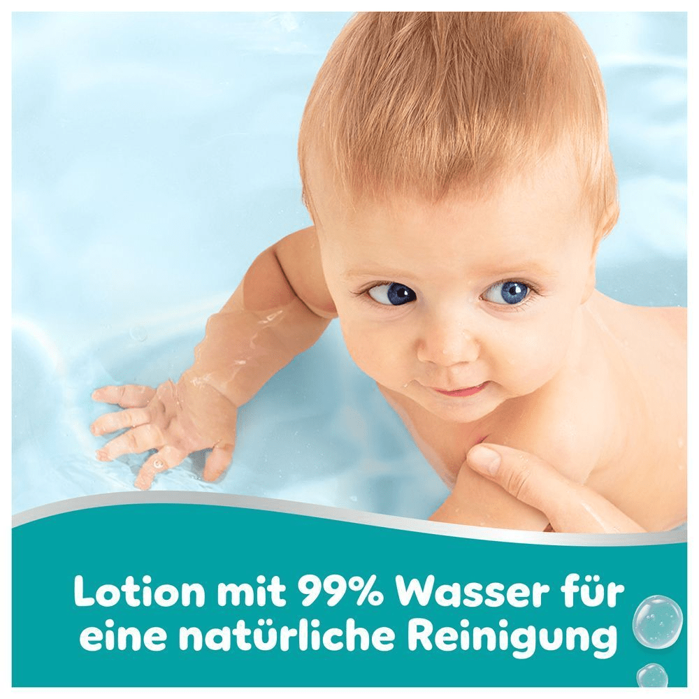 Ein Baby liegt im Wasser, gehalten von einer Hand. Hervorgehoben wird die Lotion mit 99% Wasser für eine natürliche Reinigung.