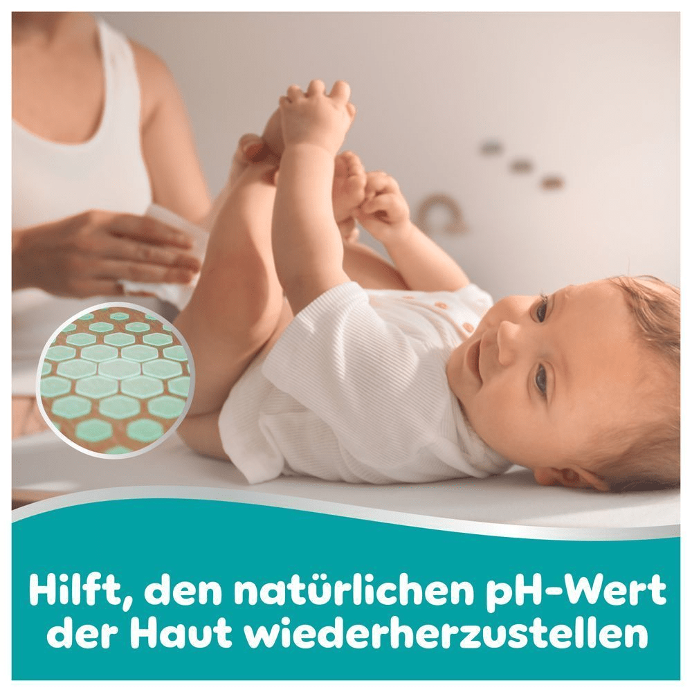 Baby wird gewickelt und mit Feuchttüchern gereinigt. Pampers Feuchttücher helfen, den natürlichen pH-Wert der Haut wiederherzustellen.