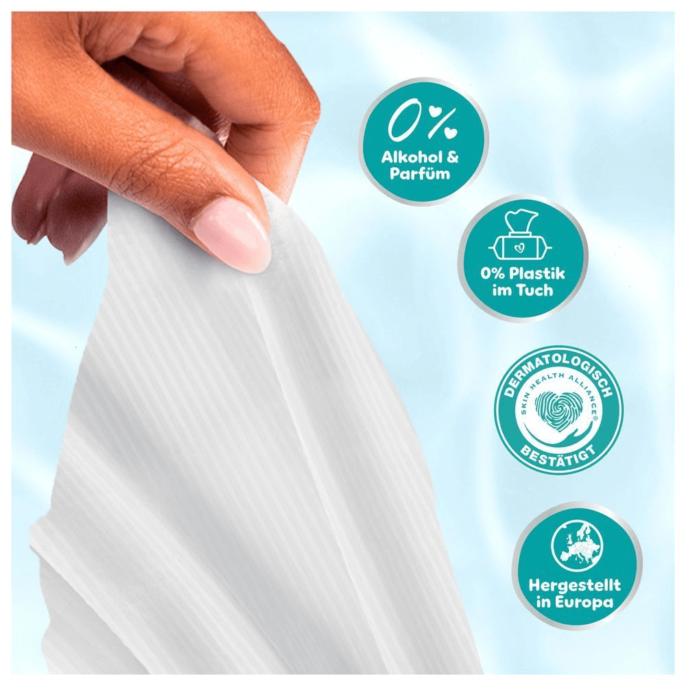Pampers Feuchttuch wird von einer Hand aus der Verpackung gezogen. Hervorgehoben werden 4 Produktvorteile.
