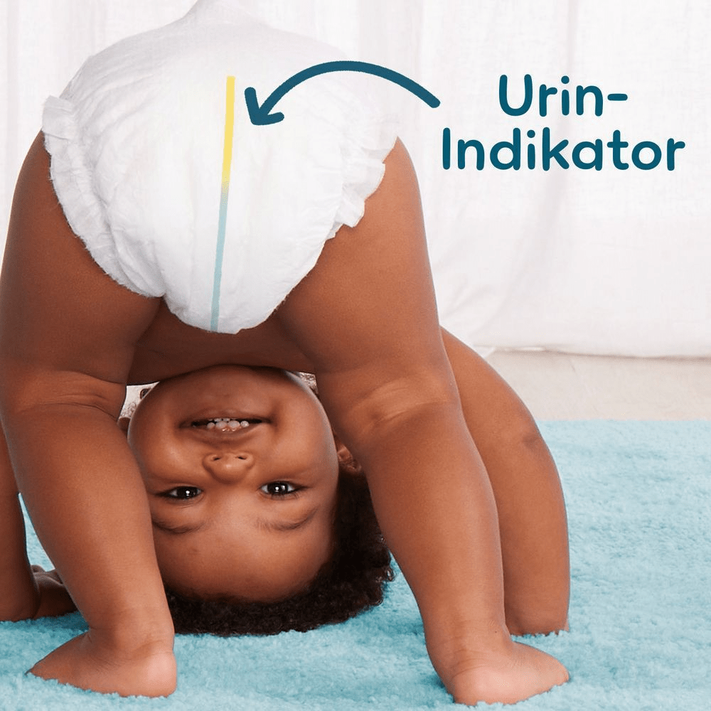Baby macht einen Handstand und trägt eine Premium Protection Windel. Hervorgehoben wird der Urin-Indikator, der anzeigt, wann es Zeit für eine neue Windel sein könnte.