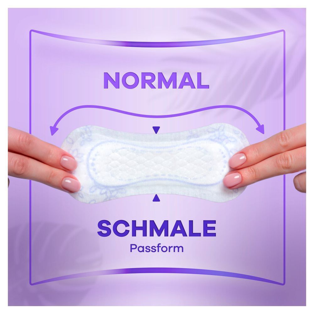Always Slipeinlage wird von zwei Händen gehalten, um die schmale Passform für normalen Schutz zu demonstrieren.