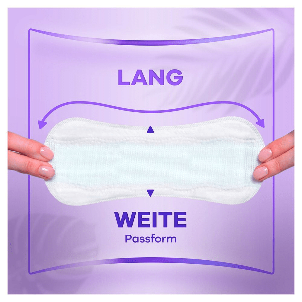 Always Slipeinlage, die in der Länge und Breite eine optimale Passform bietet, wird von Händen gehalten.