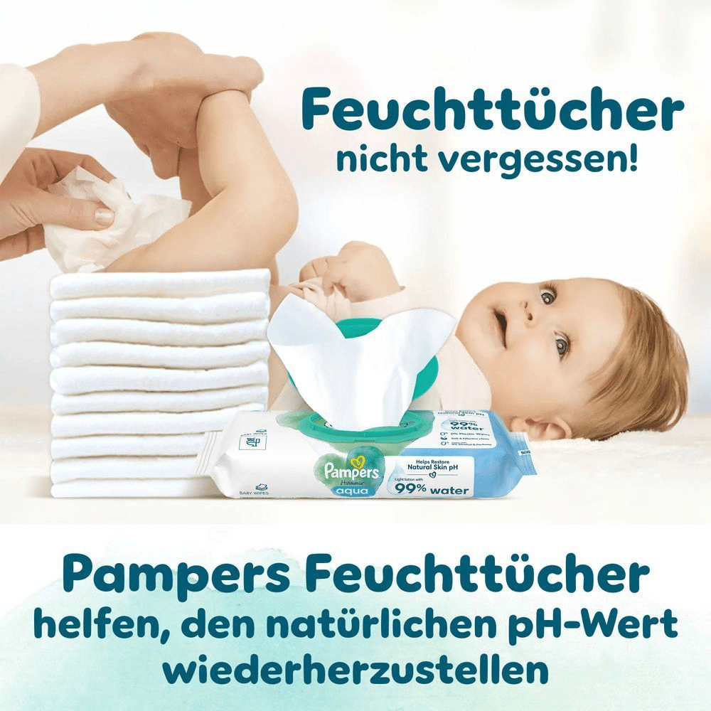 Lachendes Baby liegt auf dem Rücken und wird mit einem Feuchttuch gereinigt. Ein Stapel Windeln und eine Packung Pampers Harmonie Aqua Feuchttücher sind im Vordergrund zu sehen. Im Text steht: Feuchttücher nicht vergessen! Pampers Feuchttücher helfen, den natürlichen pH-Wert wiederherzustellen.