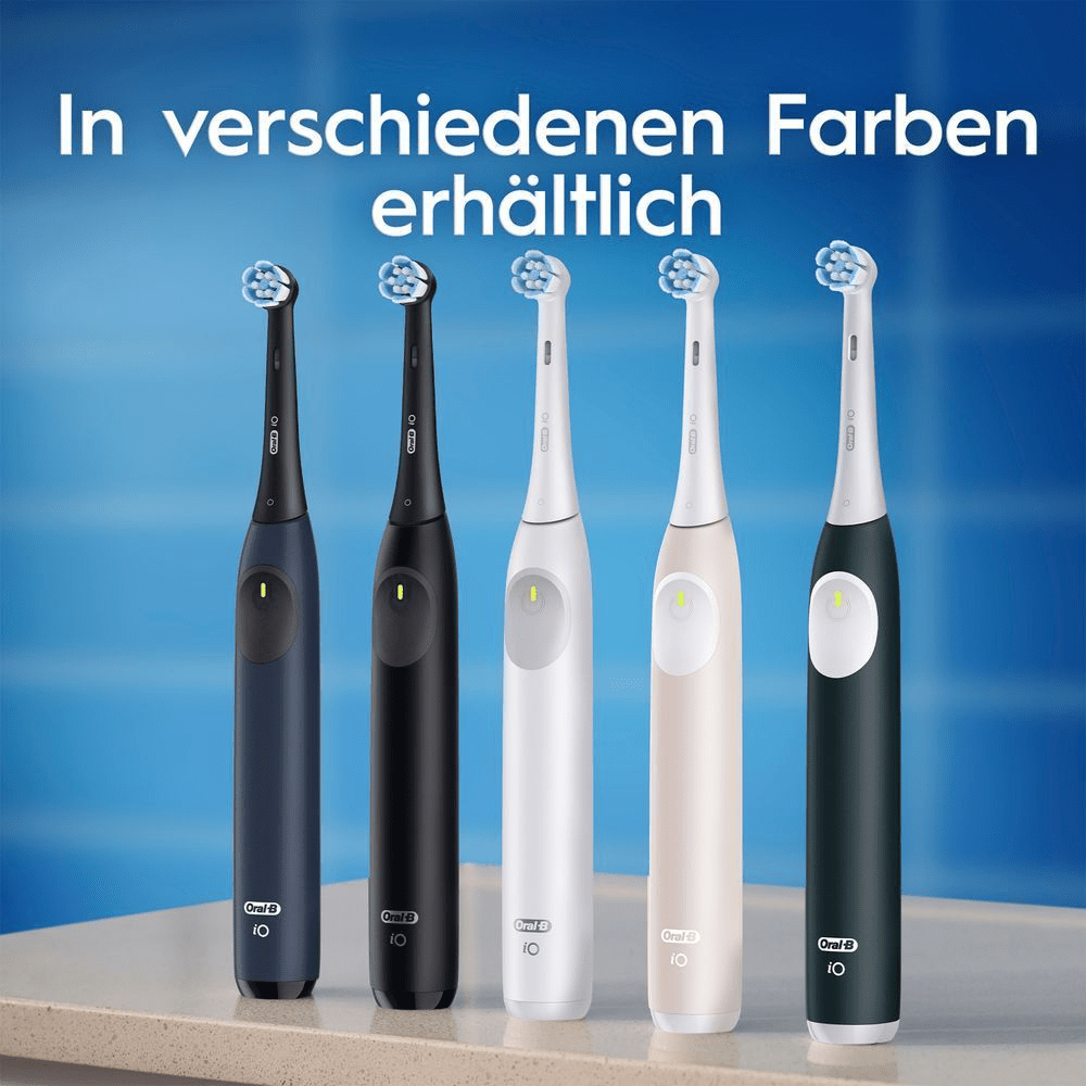Oral-B iO Zahnbürste, die 100% sauberere Zähne im Vergleich zu einer herkömmlichen Handzahnbürste verspricht. [EN] Oral-B iO toothbrush packaging, highlighting its feature of "100% cleaner teeth" versus a regular manual toothbrush. [DA] Oral-B iO elektrisk tandbørste, der fremhæver 100% renere tænder sammenlignet med en almindelig manuel tandbørste. [SV] Oral-B iO eltandborste, med förpackning som framhäver "100% renare tänder" jämfört med en vanlig manuell tandborste. [IT] Oral-B iO spazzolino elettrico che promette denti 100% più puliti rispetto a uno spazzolino manuale tradizionale. [NO] Oral-B iO elektrisk tannbørste, fremhever påstanden om 100% renere tenner sammenlignet med en vanlig manuell tannbørste. [ES] Oral-B iO cepillo de dientes eléctrico destacando la afirmación de "dientes 100% más limpios".;