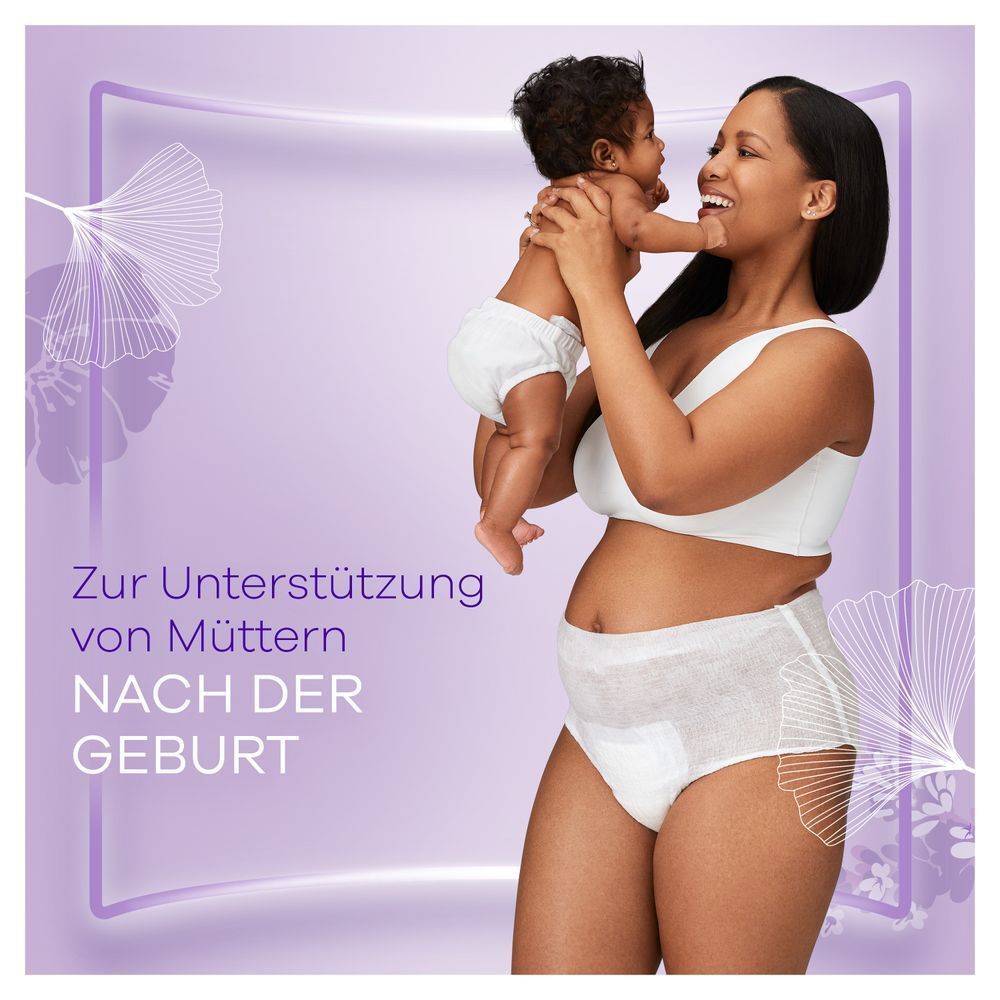 Glückliche Mutter hält ihr Baby hoch, während sie Always Wochenbett Höschen zur Unterstützung nach der Geburt trägt.