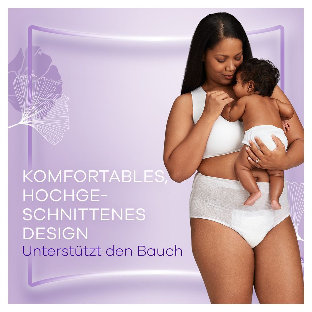 Mutter hält ihr Baby und trägt Always Wochenbett Höschen mit hohem Bund, die den Bauch unterstützt.