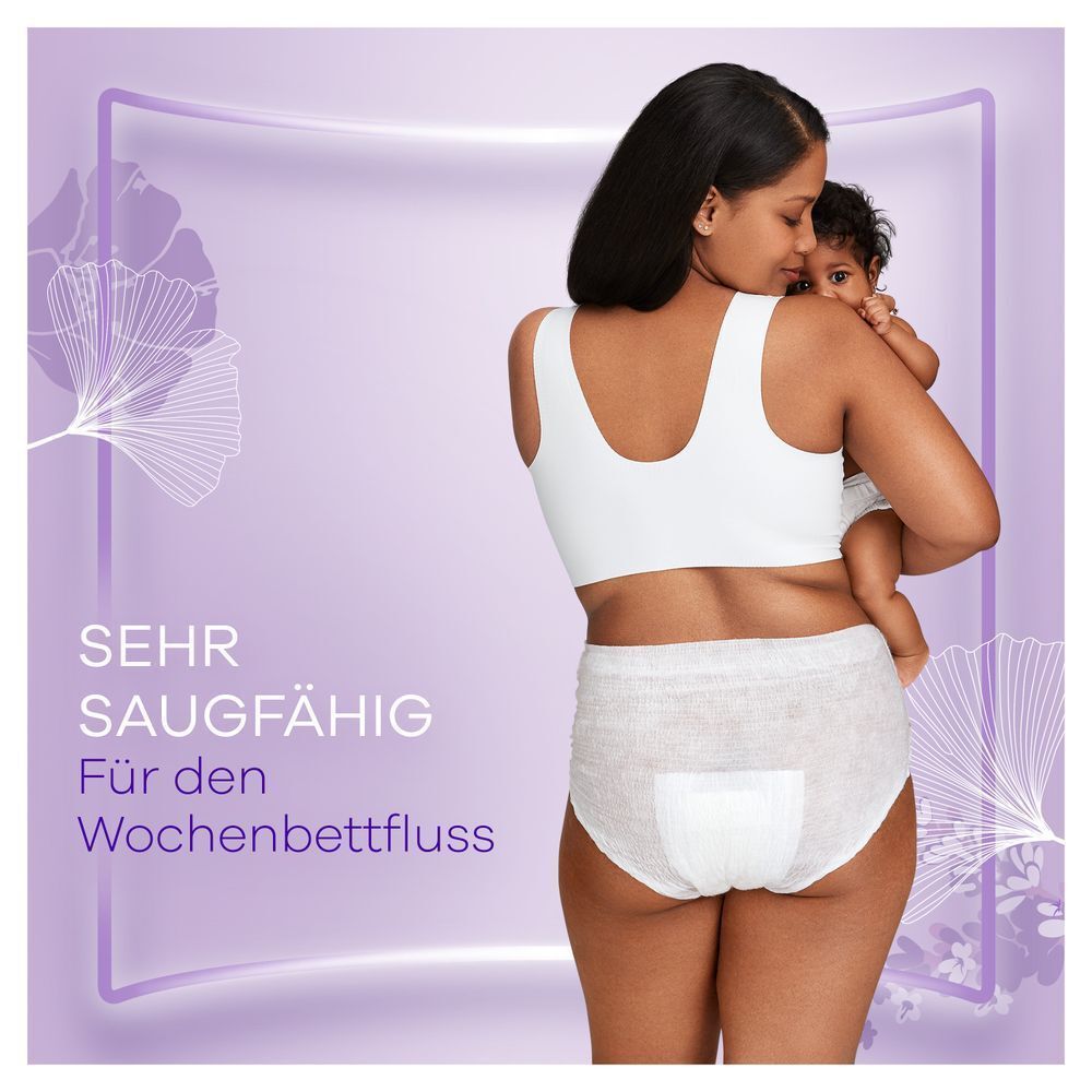 Mutter hält Baby im Arm, während sie Always Wochenbett Höschen trägt, die sehr saugfähig für den Wochenfluss sind.