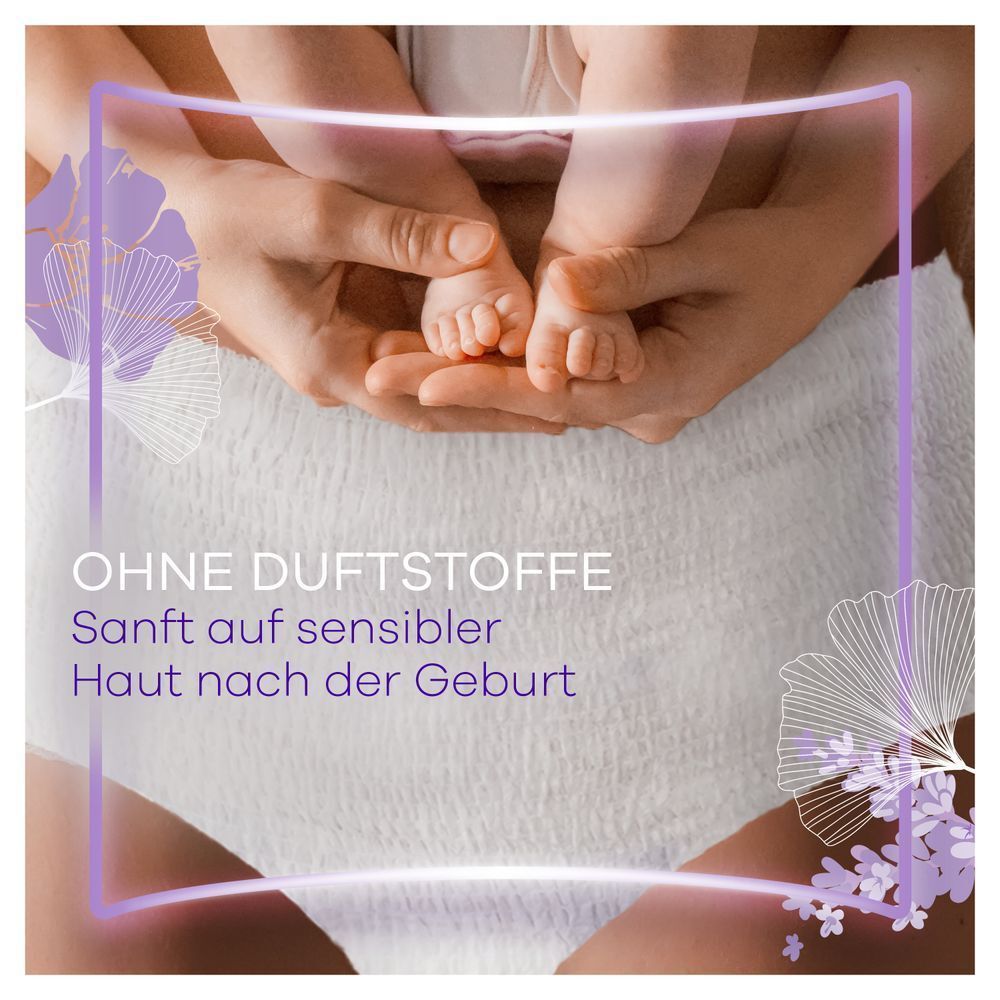 Always Wochenbett Höschen für die Zeit nach der Geburt, sanft auf sensibler Haut und ohne Duftstoffe, dargestellt mit Babyfüßen in mütterlichen Händen.