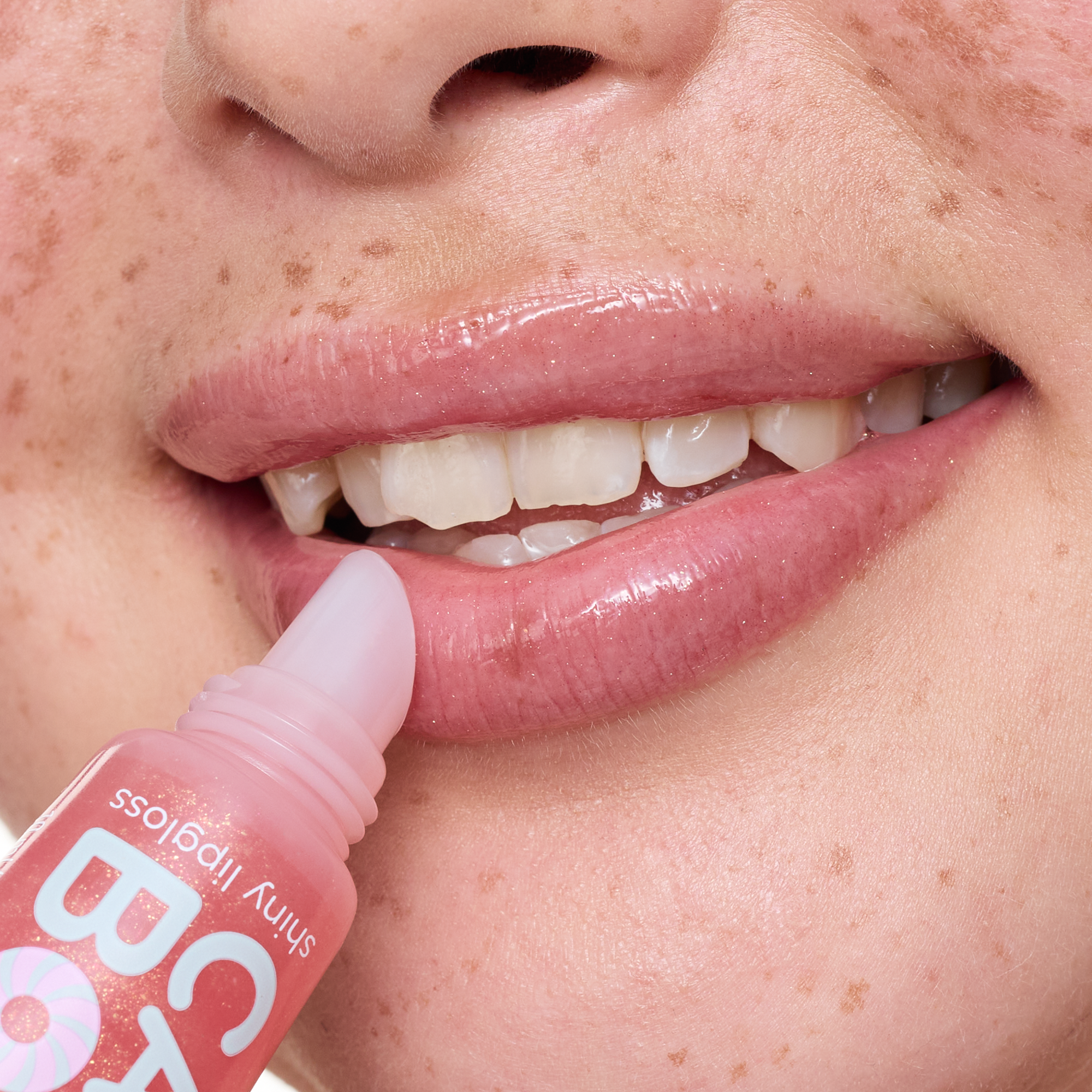 Bild: essence CANDY BOMB shiny lipgloss Cotton Candy
