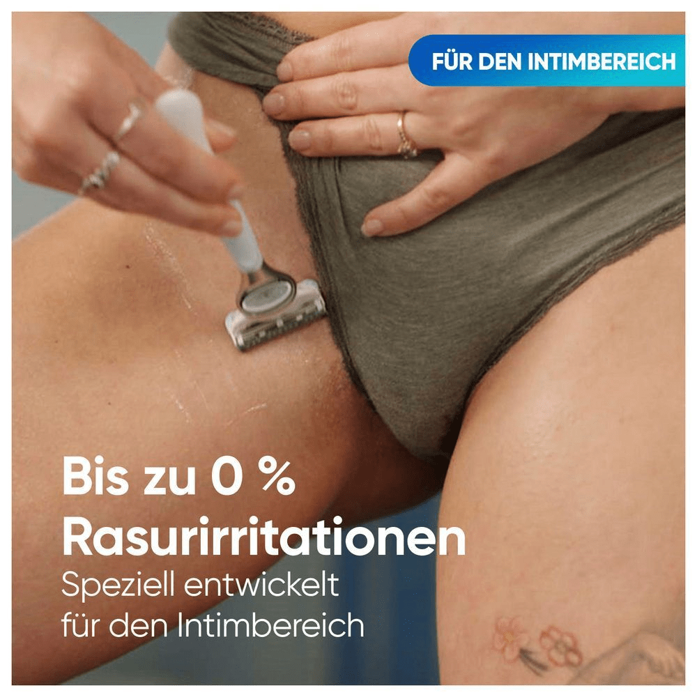 Eine Frau rasiert ihre Bikinizone