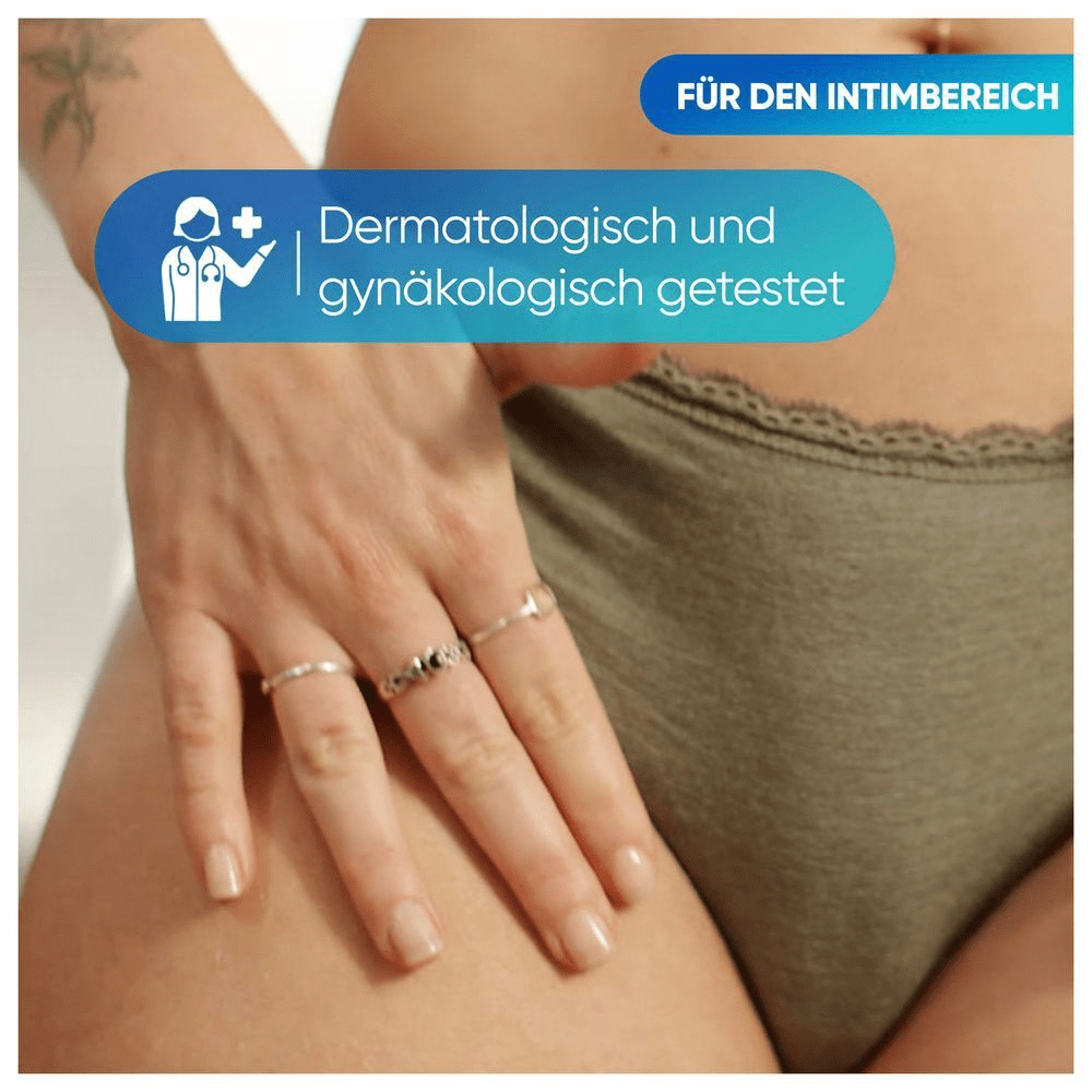 Eine Frau berührt ihre glatte Bikinizone
