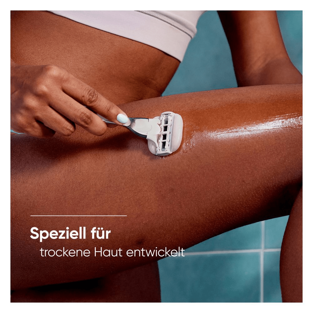 Person rasiert sich am Bein. Text: „Sichtbar glatt und weich mit jedem Zug. Speziell für trockene Haut entwickelt.“