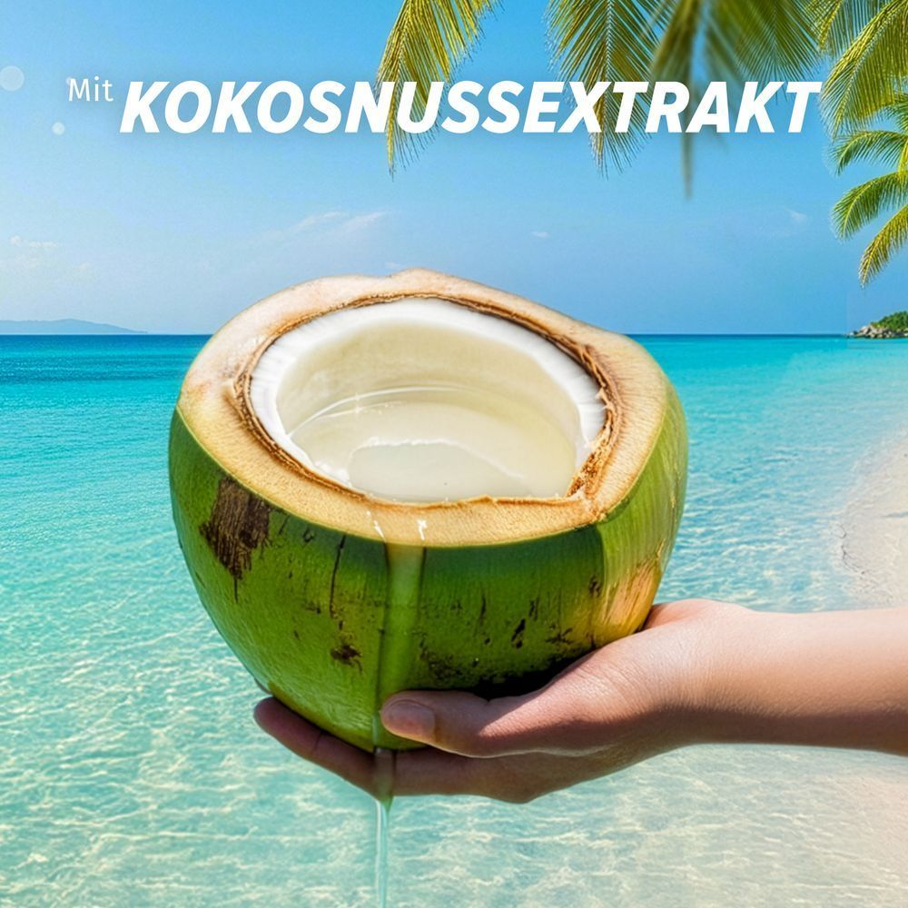Hand hält Kokosnuss am Strand, die den Zusatz von Kokosnussextrakt hervorhebt.