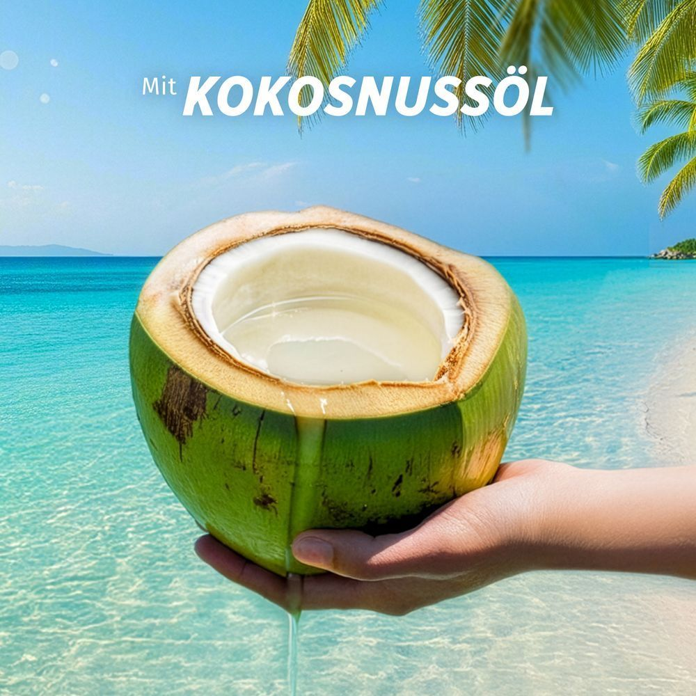 Mit Kokosnussöl - Hand hält frische Kokosnuss am tropischen Strand.