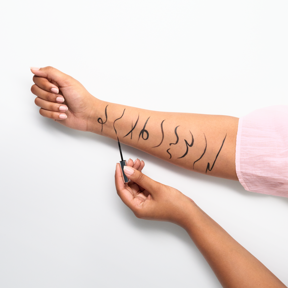 Bild: essence Liquid Ink Eyeliner 