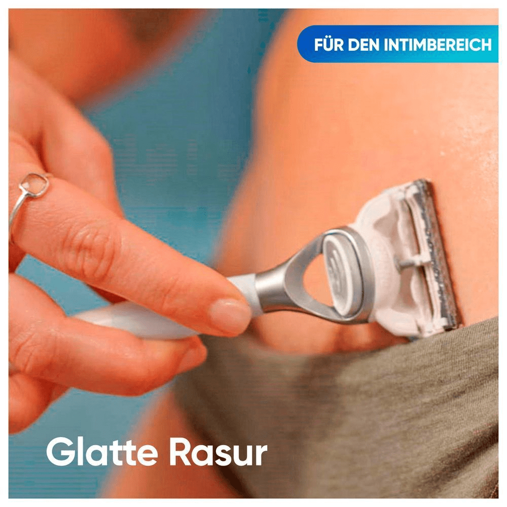 Eine Frau rasiert ihren unteren Bauch