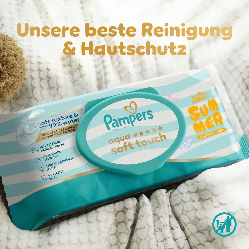 Pampers Aqua Soft Touch Feuchttücher-Verpackung liegt auf einer Decke. Unsere beste Reinigung & Hautschutz.
