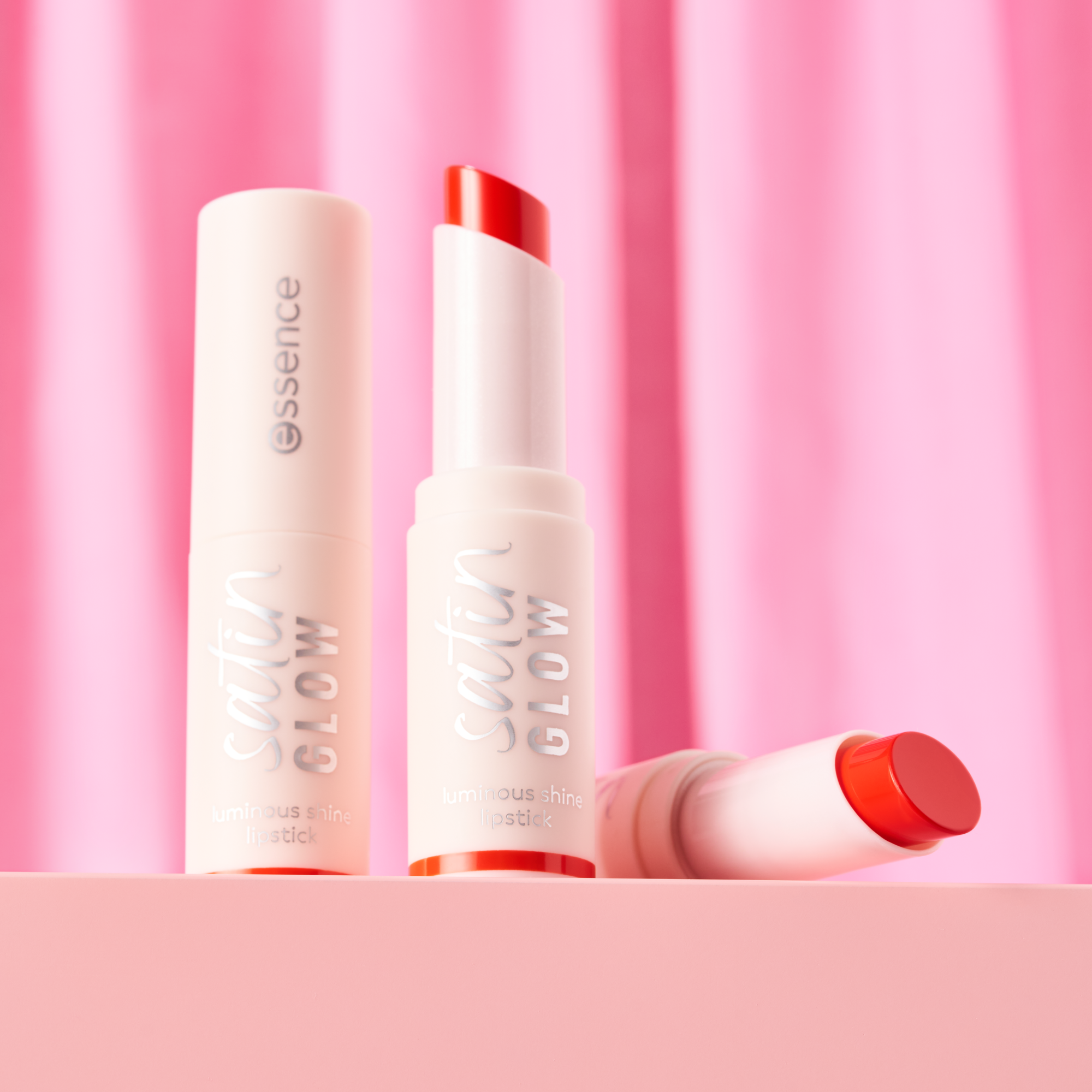 Bild: essence satin GLOW luminous shine lipstick Coral It A Day 07