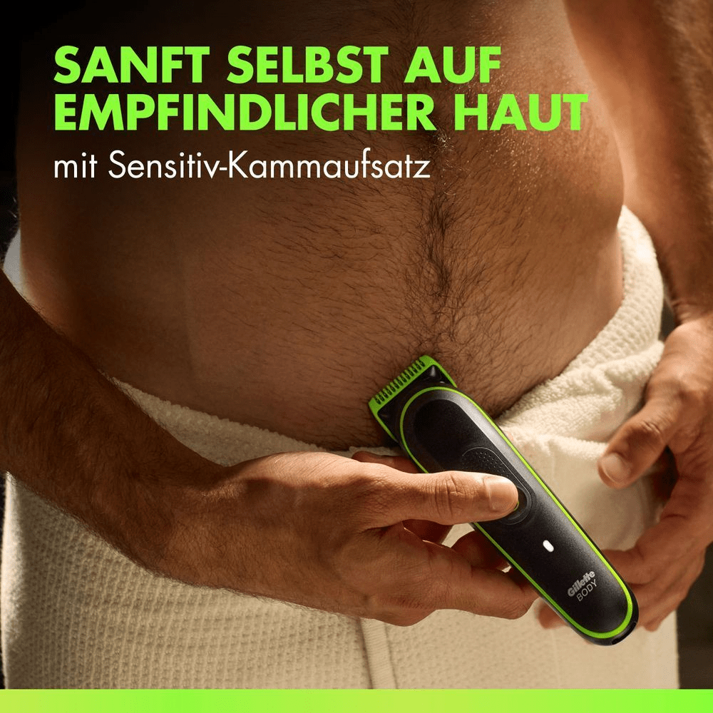 Mann trimmt Körperhaare am unteren Bauch mit dem Gillette Labs Body Trimmer i3.
