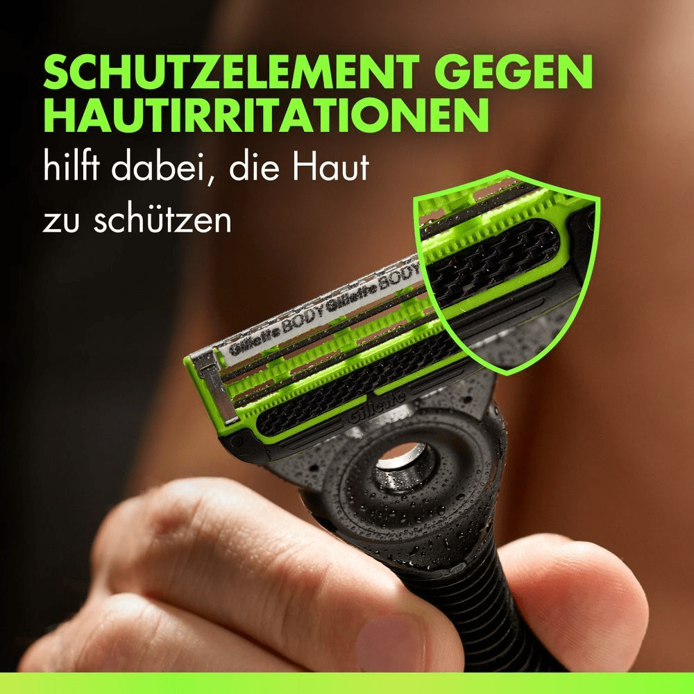 Hand eines Mannes hält den Gillette Labs Body Rasierer. Die Klinge ist in Form eines Schutzschilds vergrößert und hebt die Barriere gegen Hautreizungen an den Rasierer-Klingen hervor.