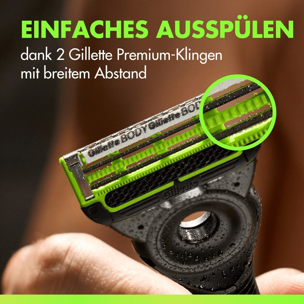 Hand eines Mannes mit dem Gillette Labs Body Rasierer, mit Klinge und Rasiererkopf in Nahaufnahme.