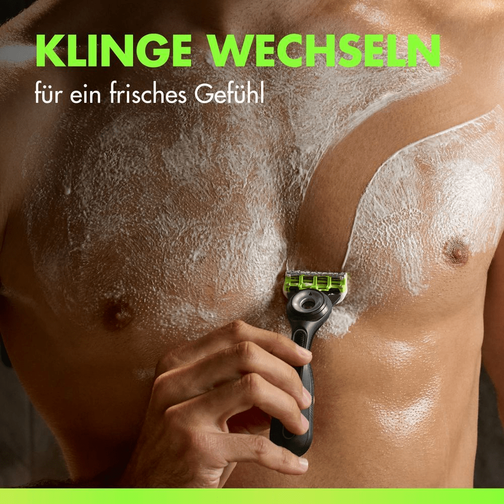 Mann rasiert sich die Brust mit Gillette Labs Body Rasierer und Rasiercreme. Der Rasierer hinterlässt eine Spur mit glatter Haut.