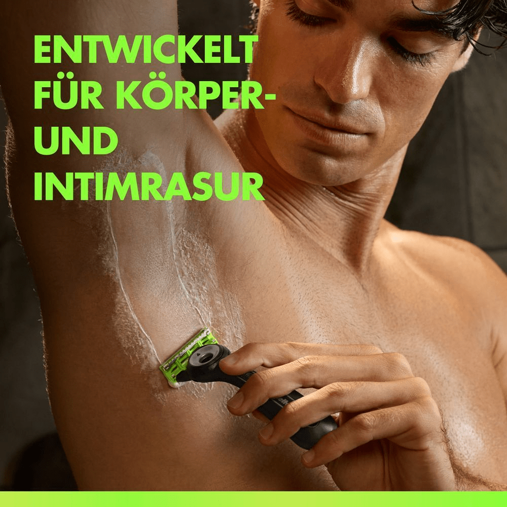 Mann mit konzentriertem Gesicht rasiert sich unter den Achseln mit Gillette Labs Body Rasierer und Rasiercreme.