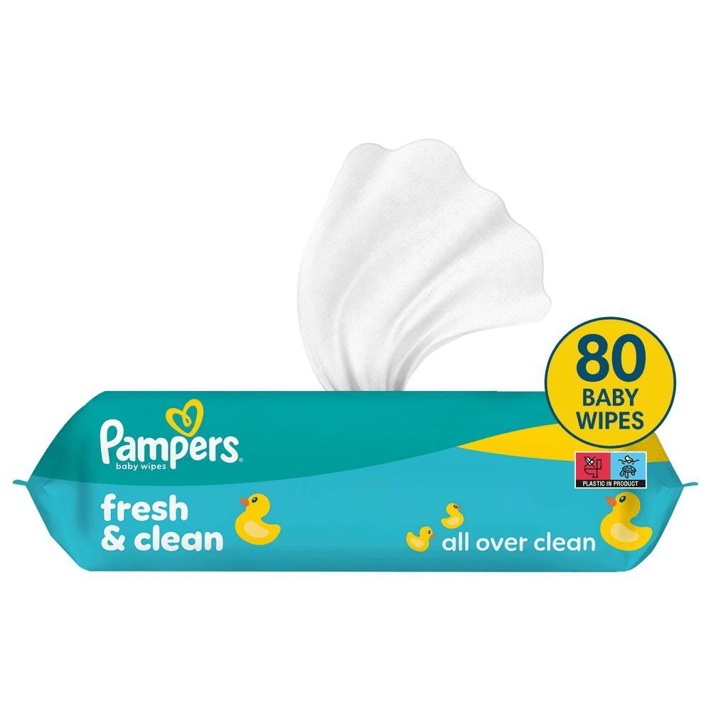 Pampers Fresh & Clean Feuchttücher, 80 Stück, für eine gründliche und zart duftende Reinigung. [RO] Pampers șervețele umede pentru bebeluși, pachet cu 80 de bucăți, etichetat fresh & clean și all over clean. [HR] Pampers Fresh & Clean vlažne maramice, pakiranje od 80 komada, ističući oznaku sadrži plastiku u proizvodu. [CS] Pampers Baby Wipes Fresh & Clean balení 80 kusů, s jednou ubrouskem vytaženou ven, s nápisem all over clean. [HU] Pampers Fresh & Clean nedves törlőkendő 80 darabos kiszerelésben, egy kihúzott kendővel. [SK] Pampers Fresh & Clean detské vlhčené obrúsky, balenie s 80 kusmi, zdôrazňujúce, že obsahujú plast. [SL] Pampers Fresh & Clean otroški robčki, pakiranje s 80 robčki in poudarkom na tem, da vsebujejo plastiko.