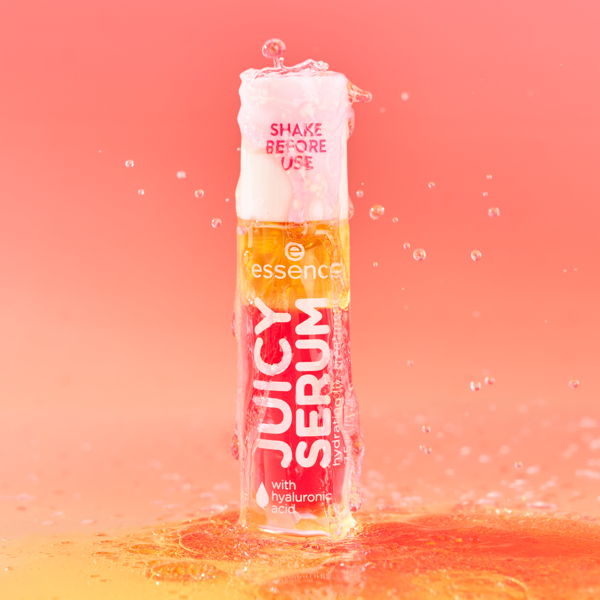 Bild: essence JUICY SERUM hydrating lip treatment 