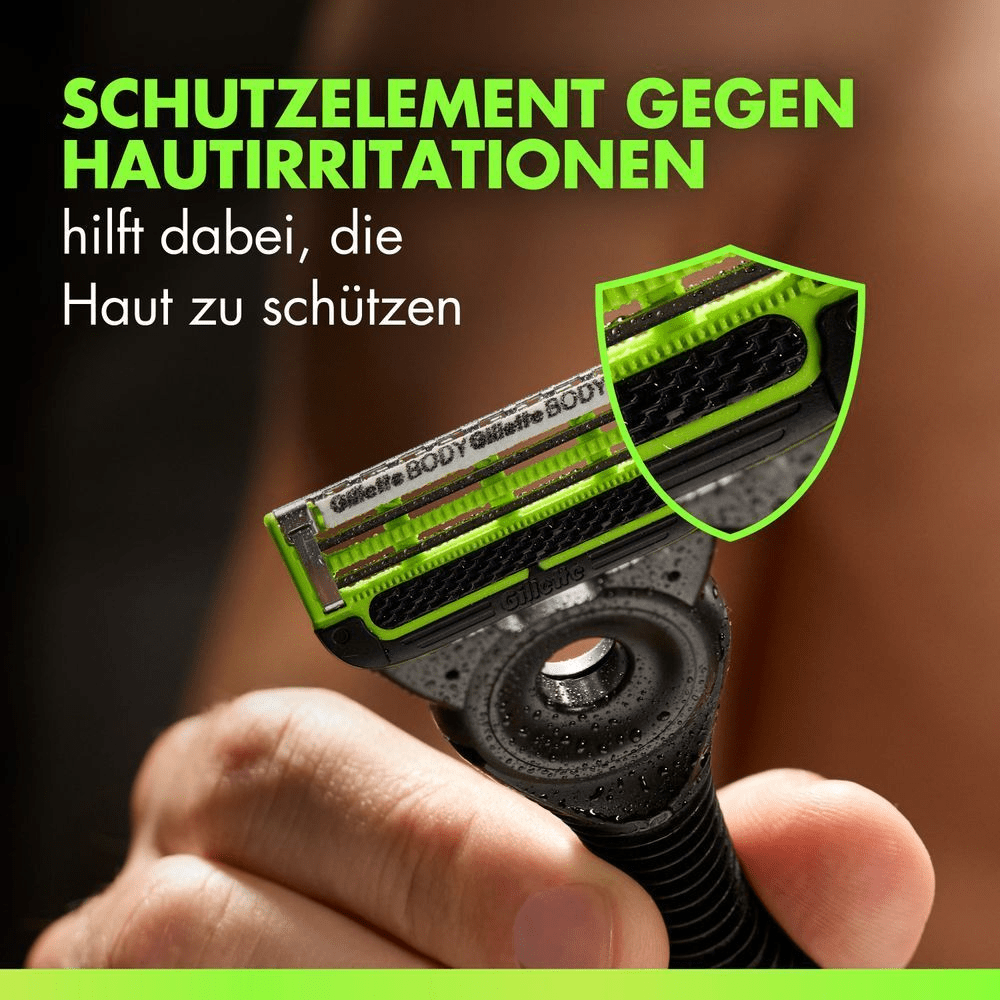 Hand eines Mannes hält den Gillette Labs Body Rasierer. Die Klinge ist in Form eines Schutzschilds vergröÃert und hebt die Barriere gegen Hautreizungen an den Rasierer-Klingen hervor.