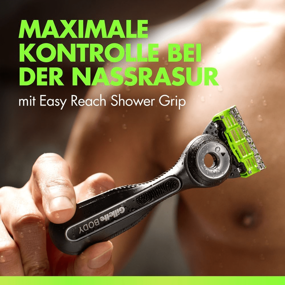 Hand eines Mannes mit dem Gillette Labs Body Rasierer, Brust und Arm sind im Hintergrund.
