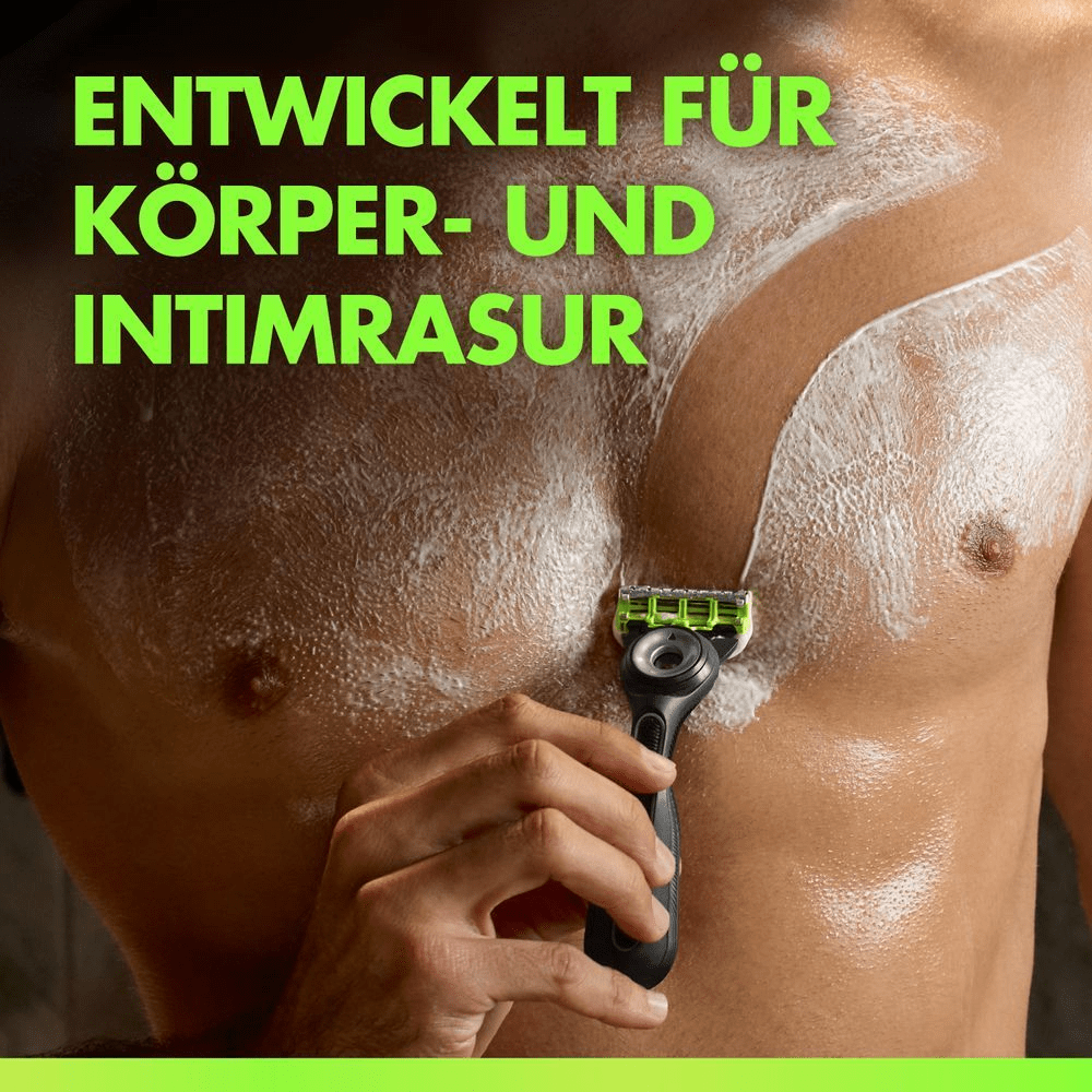Mann rasiert sich die Brust mit Gillette Labs Body Rasierer und Rasiercreme. Der Rasierer hinterlässt eine Spur mit glatter Haut.