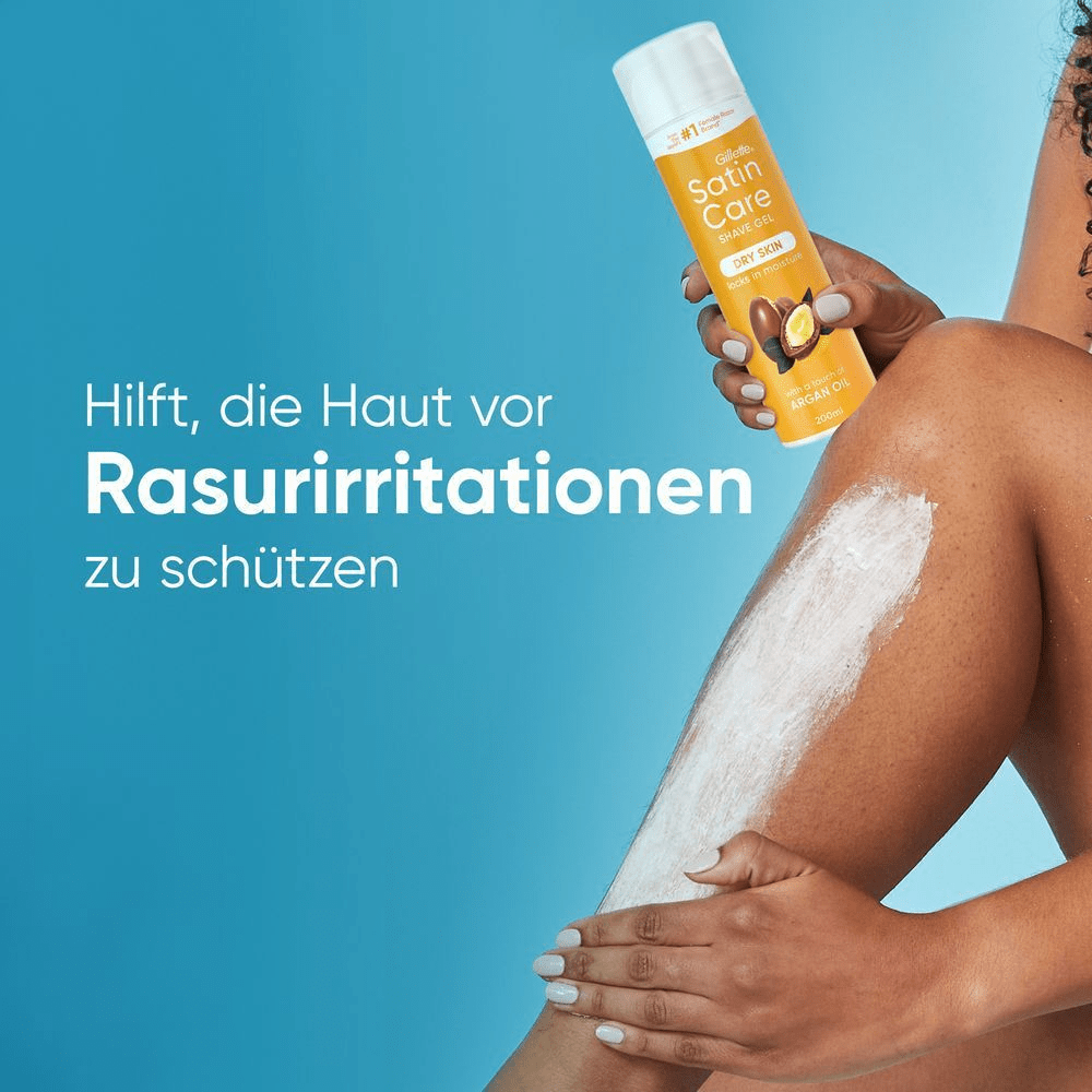 Person vor einem blauen Hintergrund trägt Satin Care mit Aloe Vera Rasiergel auf ihr Bein auf. „Hilft, die Haut vor Rasurirritationen zu schützen.“