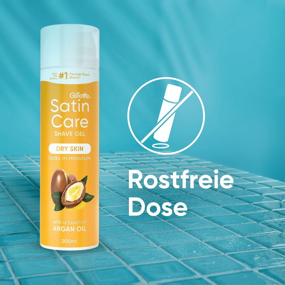Gillette Satin Care Rasiergel für empfindliche Haut mit Aloe Vera in einer rostfreien Dose vor einem türkisfarbenen Fliesenhintergrund.