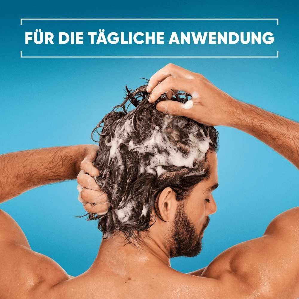 Mann wäscht Haare mit Shampoo, Text: "FÜR DIE TÄGLICHE ANWENDUNG" auf blauem Hintergrund.