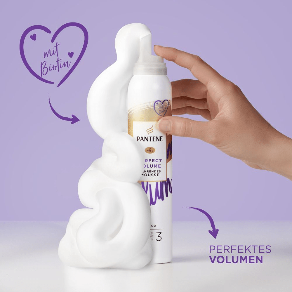 Pantene Pro-V Perfect Volume Mousse wird mit Biotin hervorgehoben, für perfektes Volumen.
