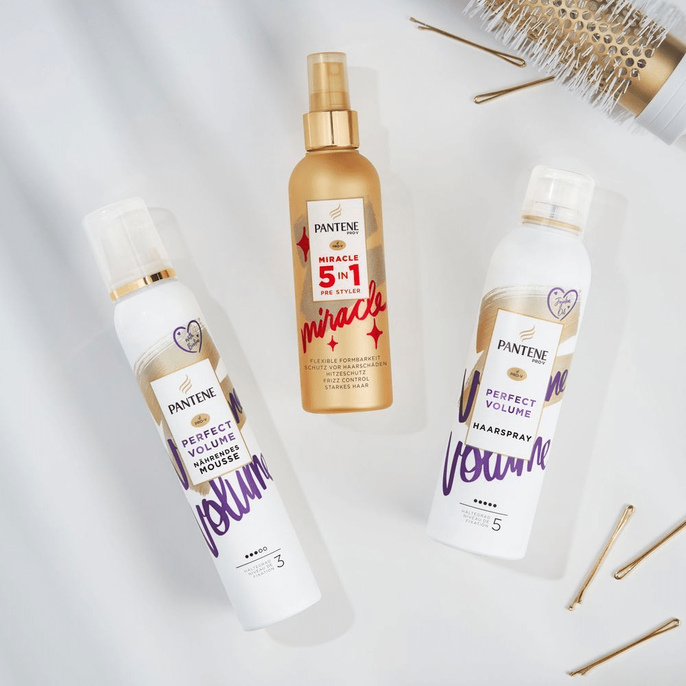 Pantene Pro-V Perfect Volume Haarspray und Mousse, zusammen mit dem Miracle 5in1 Pre-Styler für flexibles, geschütztes und starkes Haar.