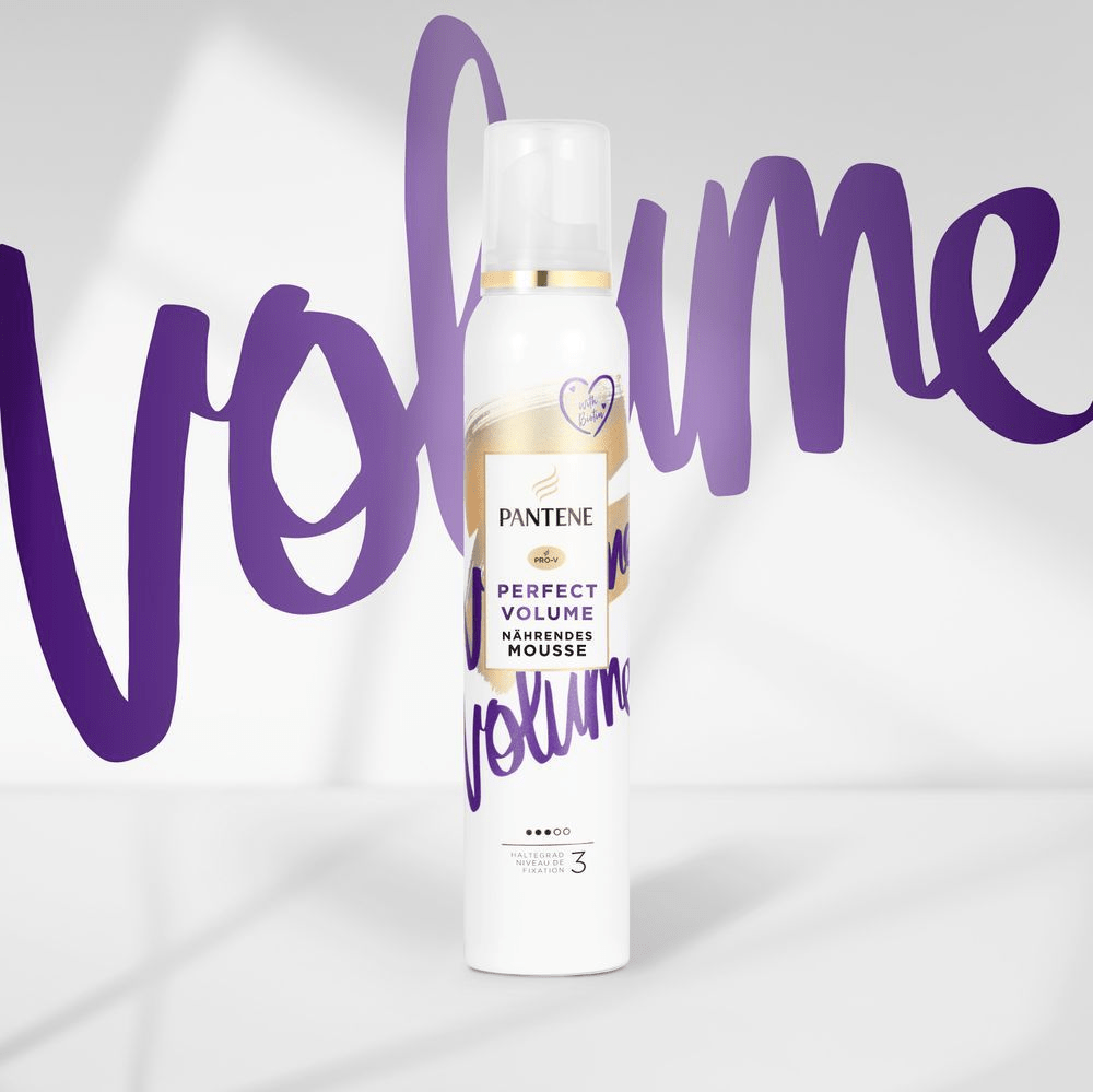 Pantene Pro-V Perfect Volume Nährendes Mousse mit dem Wort "Volume" im Hintergrund, um das Ergebnis des Produkts hervorzuheben.