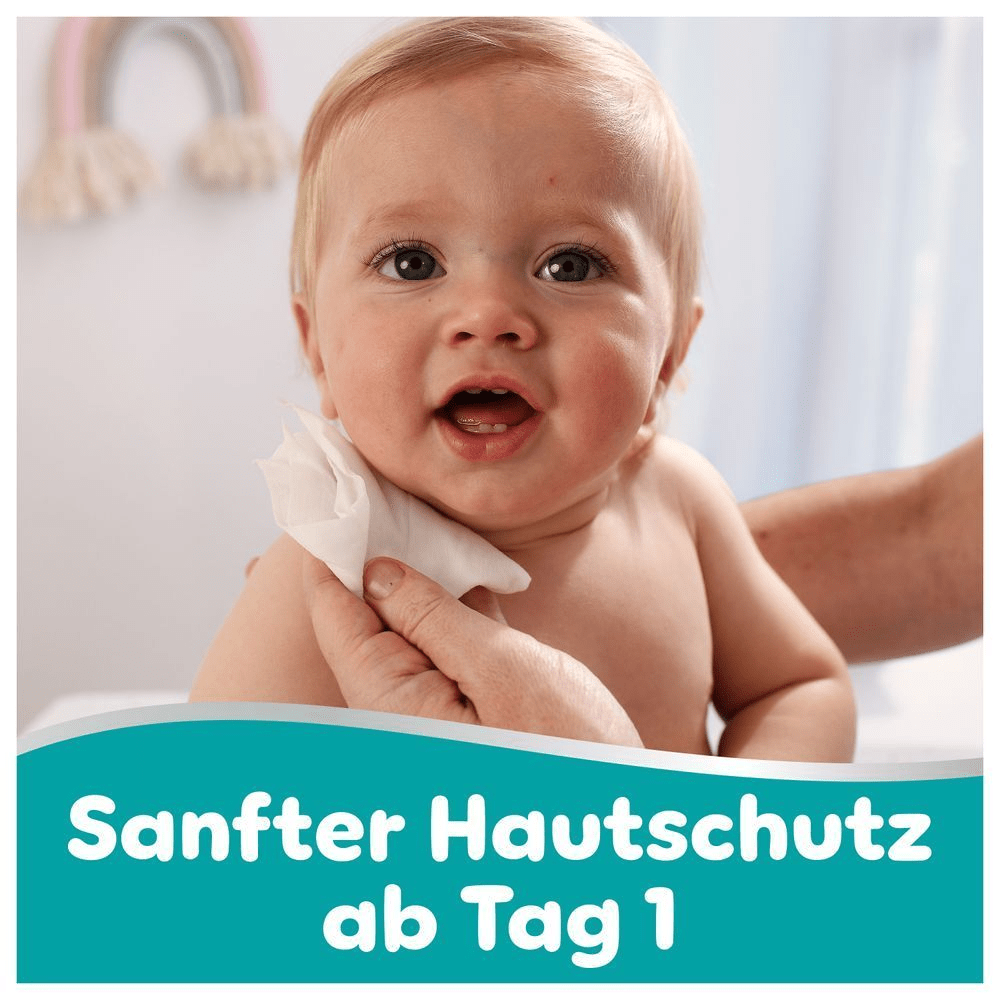 Ein Baby wird mit einem Feuchttuch abgewischt, hervorgehoben wird der Sanfter Hautschutz ab Tag 1.