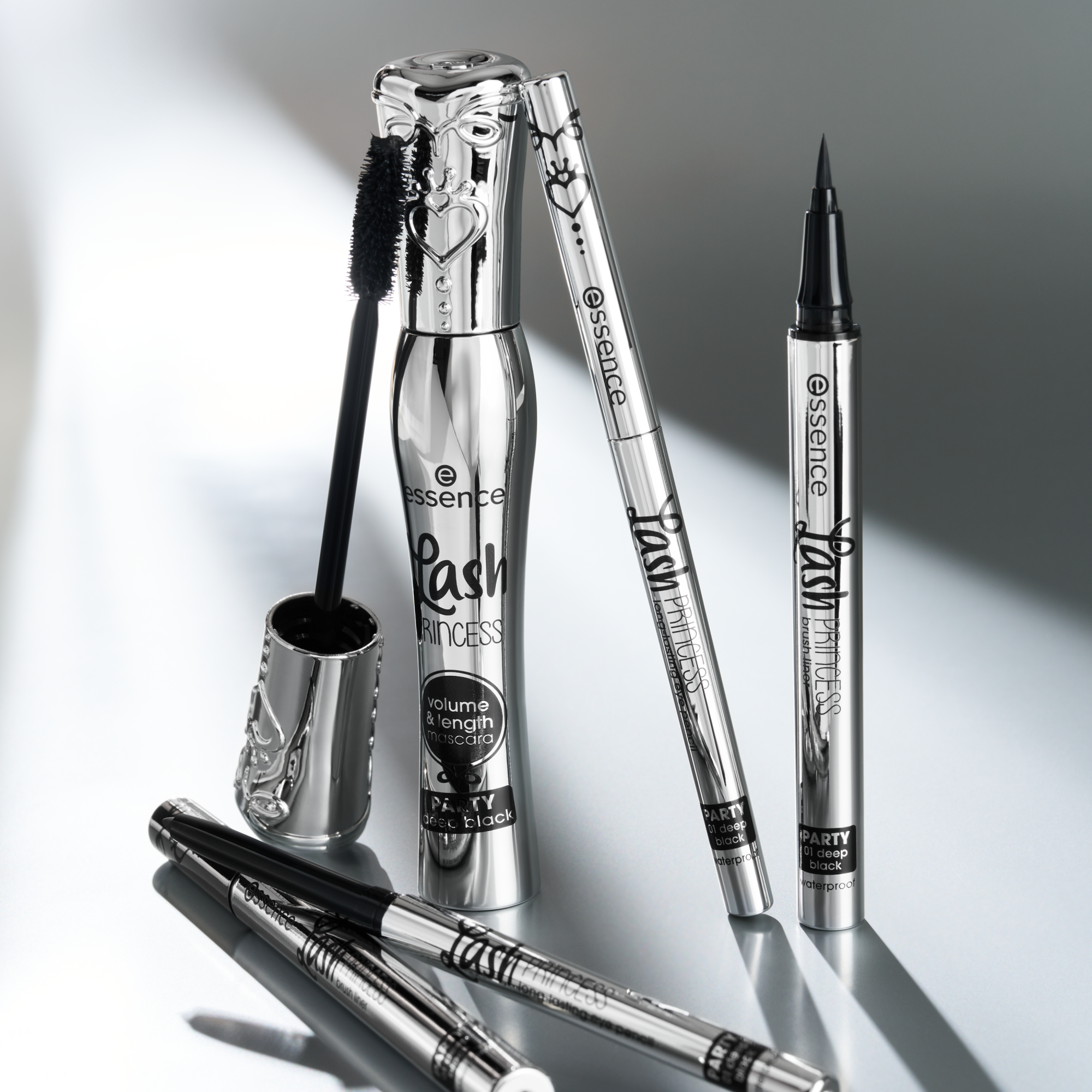 Bild: essence Lash PRINCESS volume & length mascara PARTY deep black 