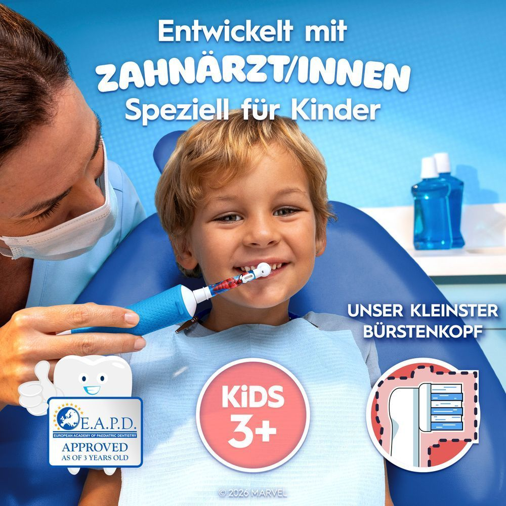 EAPD Logo ist vohanden. Ein Kind sitzt auf einem Zahnarztstuhl neben einem Zahnarzt und zeigt eine iO kids 6+ Zahnbürste.