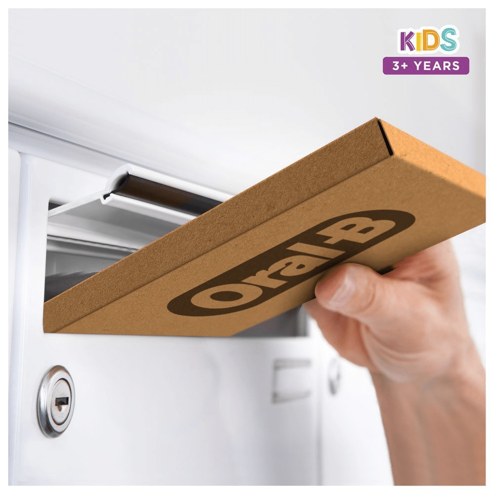 Oral-B Paket für Kinder, das in einen Briefkasten geliefert wird. [ES] Empaque Oral-B KIDS 3+ YEARS introducido en un buzón. [IT] Oral-B Kids 3+ Years confezione inserita in una buca delle lettere.